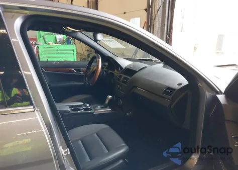 2011 Mercedes-Benz C 300 Luxury 4Matic/Sport 4Matic z USA, uszkodzony, nr VIN WDDGF8BB8BR154888